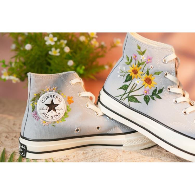 Convesr Chuck Taylor Embroidered Personalized, Bees and sweet Flowers